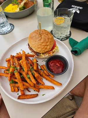 Beyond Burger mit Süßkartoffelpommes at The Green Garden in Salzburg