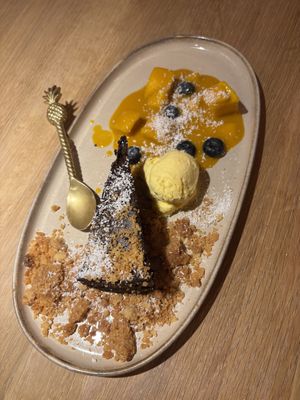 Schokokuchen auf Mangospiegel  at The Green Garden in Salzburg