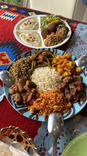 Koude en warme vegan schotel  at M Falafel in Hasselt