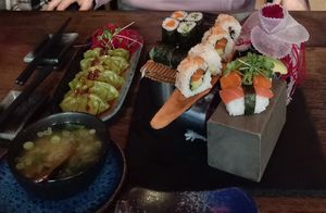 Misosuppe, Dumplings, Sushi :)
Kimchi ist auch empfehlenswert at Golden Ginkgo  in Berlin