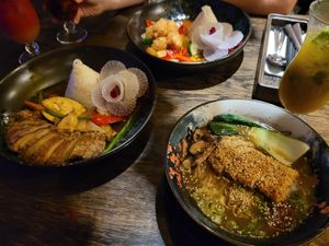 Rechts Ramen mit vegander ente, 2 Mal Sondermenü mit Reis und gemüse (vegandes Hühnchen/ Ente) at Golden Ginkgo  in Berlin