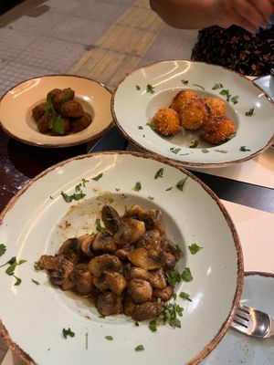 *Insanely* delicious mushrooms! My omni friend had the cheese balls which she said were also very tasty  at Los V in Athens