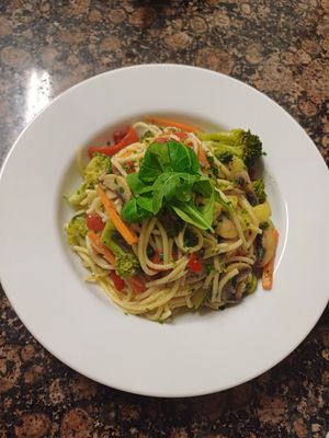 Tallarines con vegetales salteados at Danny Café Bar in Palas De Rei