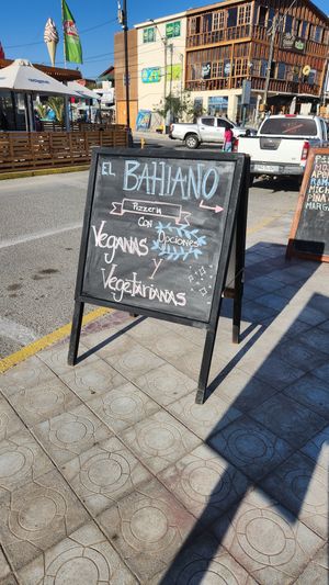 Anuncio en la calzada at El Bahiano Pizza Bar in Caldera