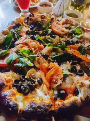 Pizza vegeta con queso vegano at El Bahiano Pizza Bar in Caldera