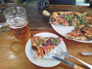 Pizza y cerveza artesanal local at El Bahiano Pizza Bar in Caldera
