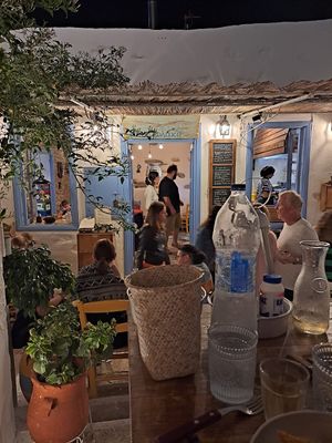 Locale at Mpurzolaki - Μπυρ...ζολάκι in Chora