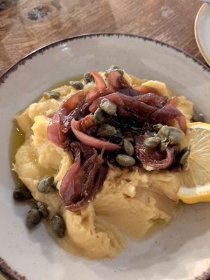 Pure di fave, cipolla caramellate e capperi at Mpurzolaki - Μπυρ...ζολάκι in Chora