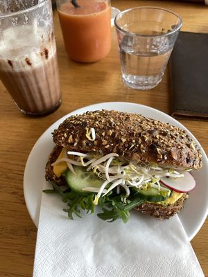 Kürbiskernweckerl mit Curryhummus und Gemüse  at Martin Auer in Graz