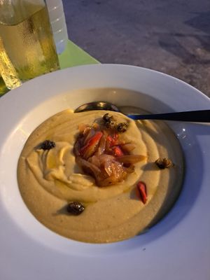 Fave con cipolle caramellate e capperi at Youkali in Amorgos