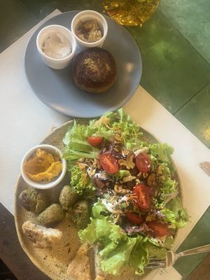 Salada de falafel + hambúrguer vegano  at Manu Tenório Culinaria Saudável - Boa Viagem   in Recife