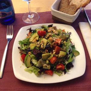 Green salad at Cardamomo Vegetariano in Burgos