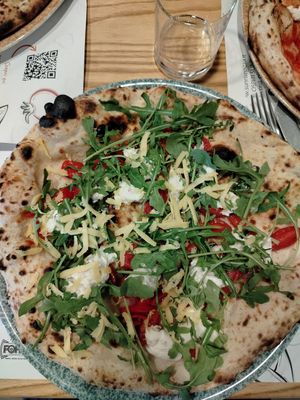 Pomodorini, rucola, formaggio e mozzarella vegetali at Sunrise Pizza in Caserta