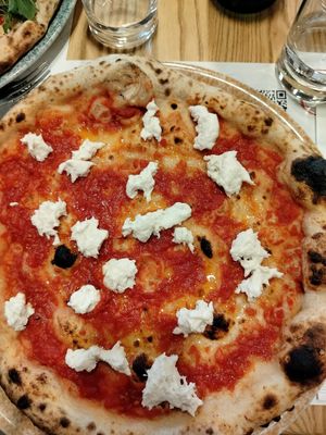 Margherita vegana at Sunrise Pizza in Caserta