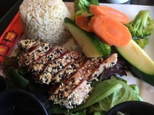 sesame ahi tuna with ginger brown rice at Blondies' Bistro in Grants Pass