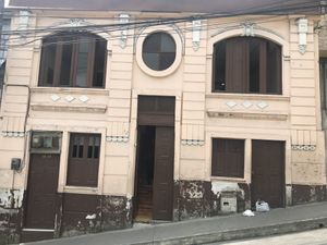 The entrance in the middle with no sign. Enter and go upstairs to reach the restaurant   at Ricuras Integrales Luz in Manizales