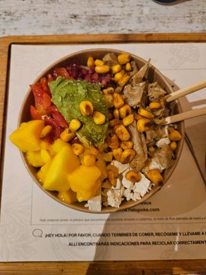 Poke con tofu y heura. at Nalu Poke in Bilbao