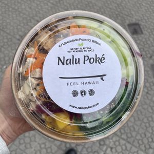 Tamaño mediano 9,90€  at Nalu Poke in Bilbao