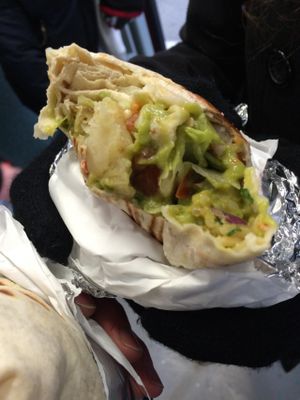 Eating burrito at No Hablo Espanol - Leckere Burritos in Berlin