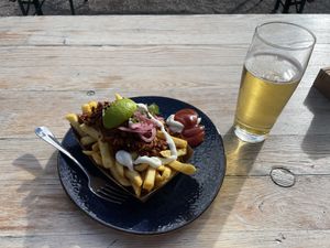 Loaded vegan pulled pork fries mit veganer Mayo und Ketchup sowie ein Radler  at Zenner Biergarten und Weingarten in Berlin