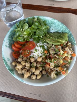 Veggie poke bowl, no mozzarella, no vinaigrettee  at La Distreta - Pa i Bocateria Creativa in Palafrugell