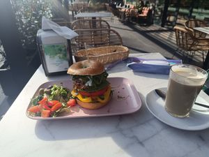 Wegański bajgiel oraz kawa na mleku sojowym. Pycha. Jest też dużo opcji wegetariańskich, które można zamienić na wegańskie. at Plazowa Cafe in Swinoujscie