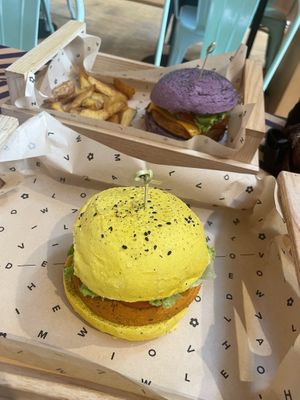 Spicy burger (yellow bun) and cheesy burger (purple bun)  at Flower Burger - I Gigli in Campi Bisenzio