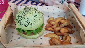 Bbq burger con patate speziate at Flower Burger - I Gigli in Campi Bisenzio