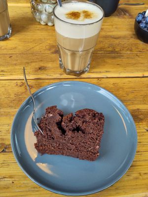 Schoko-Bananenbrot und Chai Latte mit Hafermilch at Eisvogel in Lenzen Elbe