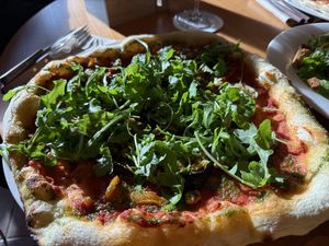 Vegane Pizza mit Pesto und Gemüse  at Berg Genuss - Hotel Walserberg in Warth