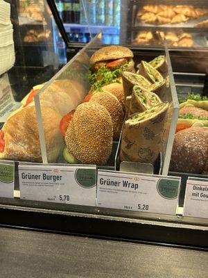 Grüner Wrap und Grüner Burger sind vegan   at Kamps - Konrad-Adenauer-Platz in Dusseldorf