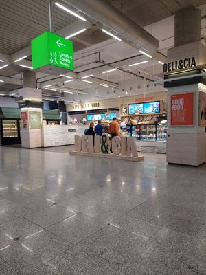 Location after security check at PMI - Deli Y Cia in Mallorca