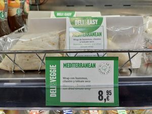 Hummus wrap at PMI - Deli Y Cia in Mallorca