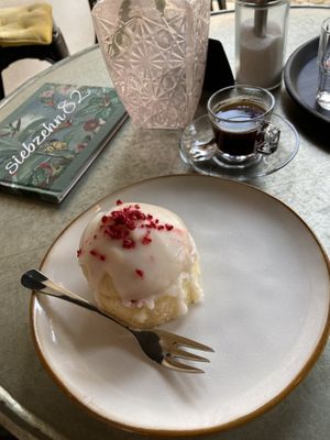 Veganes Törtchen mit Himbeere mit Americano  at siebzehn82 in Endingen Am Kaiserstuhl