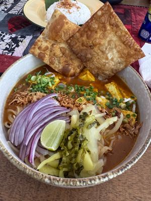 Khao soi con tofu  at Gin Geng in Koh Phangan