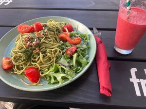 hausgemachtes Pesto und Banane-Himbeer Smoothie at Café Soleil in Aachen