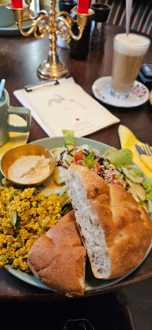 Veganes Tofu-Rührei mit Brot und gebratenem Gemüse. at Café Soleil in Aachen