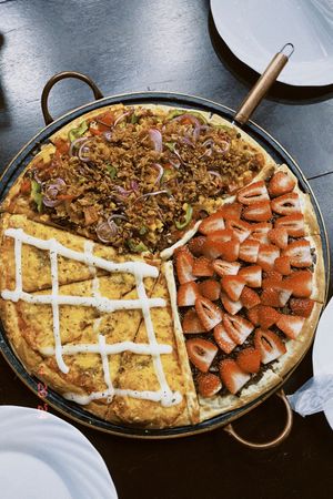 pizza de seis queijos, chocolate com morango, e fazenda futuro   at Vivenda Das Pizzas in Passo Fundo