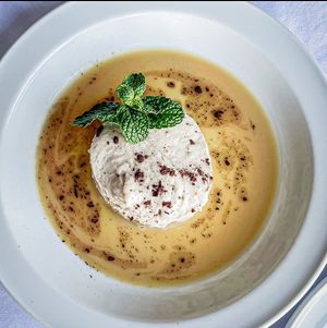 Mousse de plátano de Canarias servido sobre toffe at Casa Cristobal in Lanzarote