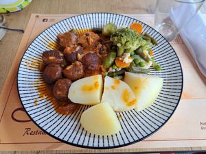 vegetarian meatballs, boiled vegetables and boiled potatoes at Sabores Caseiros da Li in Terceira