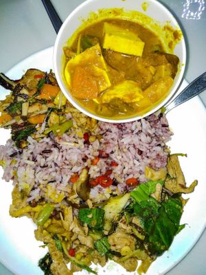 Brown rice with 3 sides at Phaisach Tana - ร้านไภษัชย์ธน เจ  in Udon Thani