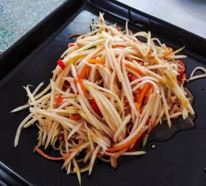 Som Tum (Spicy Papaya Salad) at Phaisach Tana - ร้านไภษัชย์ธน เจ  in Udon Thani