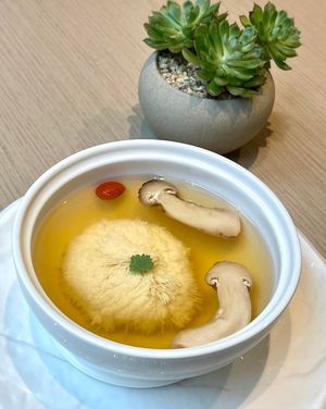 Matsutake, chrysanthemum tofu 松茸菊花浮萍 (Photo by 聞西煮意) at Yuan 圓 in Hong Kong Island