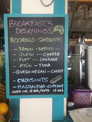 Breakfast menu board at Guingueta Cala Cristus in Girona