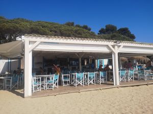 Shaded seating at Guingueta Cala Cristus in Girona