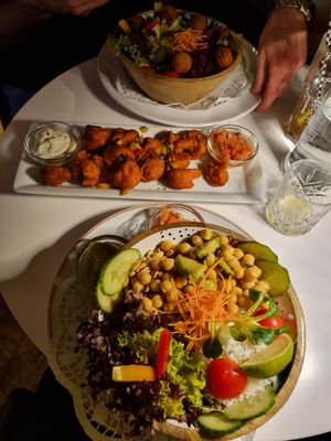 Protein Bowl, Buddha Bowl & Cauli Wings at Papa Joe's in Schladming