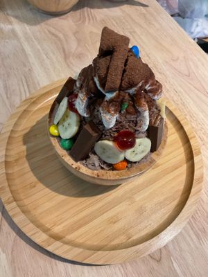 Cocoa shaved ice with banana at Amber Food & Desserts in Koh Samui