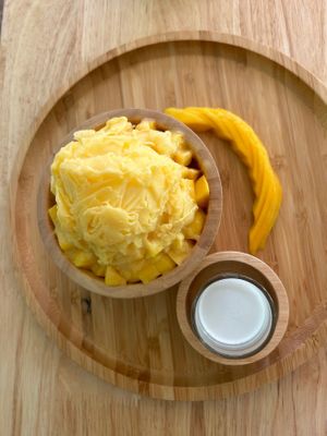 Mango shaved ice with sticky rice inside at Amber Food & Desserts in Koh Samui