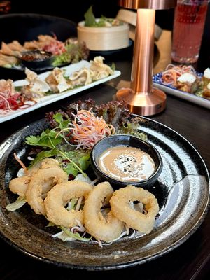 SQUID GAME! Our plant-based version of the fried „calamaries“ are featuring a special ingredient - the konjac root. 🌱 at IV in Berlin