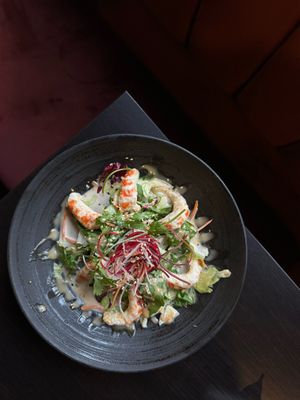 TOM TOM - a mixed salad featuring vegan scampi, rucola, a lime-ginger dressing and cocktail sauce. at IV in Berlin